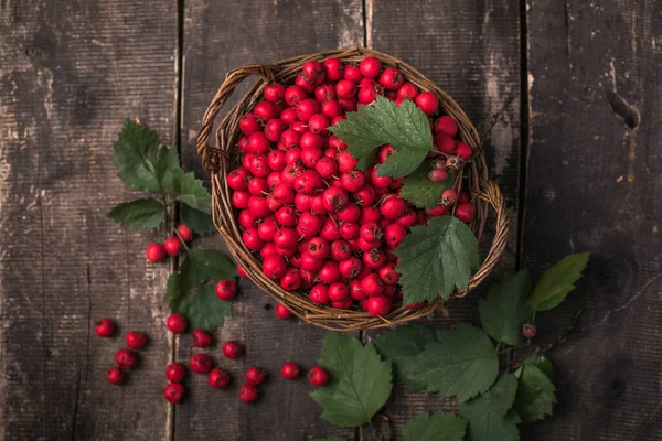 Rote Beeren Von Frischem Weißdorn Korb Der Auf Einem Holztisch — Stockfoto