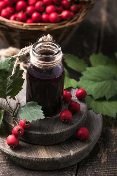 Hawthorn Bessen Tinctuur Infuusfles Mand Met Doornappels Houten Plank Kruidengeneeskunde — Stockfoto