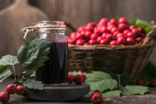 Hawthorn Bessen Tinctuur Infuusfles Mand Met Doornappels Houten Plank Kruidengeneeskunde — Stockfoto