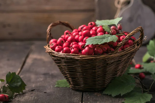 Rote Beeren Von Frischem Weißdorn Korb Der Auf Einem Holztisch — Stockfoto