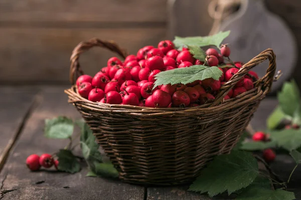 Rode Bessen Van Verse Meidoorn Mand Die Een Houten Tafel — Stockfoto