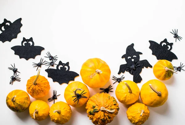Marco Decoración Halloween Sobre Fondo Blanco Pastel Calabazas Planas Color — Foto de Stock
