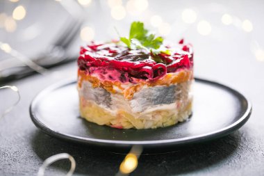 Shuba salatası. Noel yemeği için pancar, patates, havuç, salamura ringa ve mayonez katılmış Rus salatası.