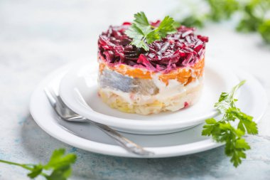 Shuba salatası. Noel yemeği için pancar, patates, havuç, salamura ringa ve mayonez katılmış Rus salatası.