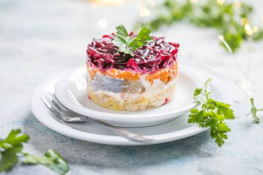 Shuba salatası. Noel yemeği için pancar, patates, havuç, salamura ringa ve mayonez katılmış Rus salatası.
