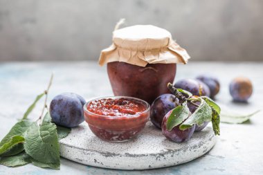 Kırsal masadaki malzemeli Gürcistan tkemali sosu..