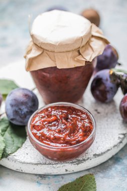 Kırsal masadaki malzemeli Gürcistan tkemali sosu..