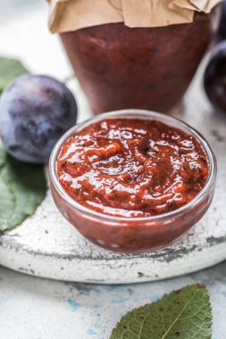 Kırsal masadaki malzemeli Gürcistan tkemali sosu..