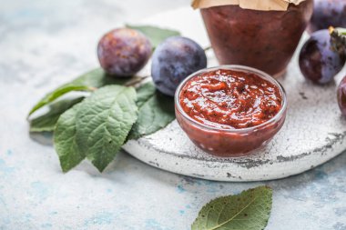 Kırsal masadaki malzemeli Gürcistan tkemali sosu..