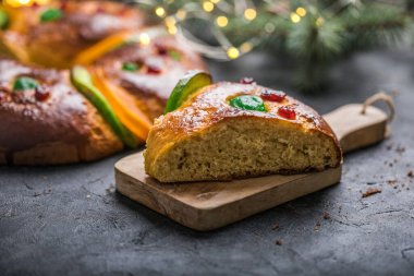Rosca de Reyes, İspanya 'nın üç kralının pastası tezahürat gününde gri bir kırsal masada yenir.