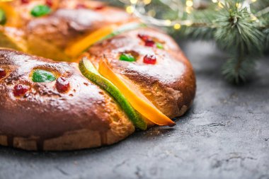Rosca de Reyes, İspanya 'nın üç kralının pastası tezahürat gününde gri bir kırsal masada yenir.
