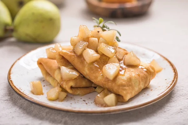 Dunne Pannenkoeken Crêpes Met Appelvulling Gevulde Broodjes Russisch Traditioneel Eten — Stockfoto