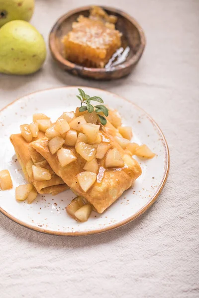 Dunne Pannenkoeken Crêpes Met Appelvulling Gevulde Broodjes Russisch Traditioneel Eten — Stockfoto