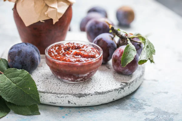 Sauce Géorgienne Tkemali Avec Des Ingrédients Sur Table Rustique — Photo