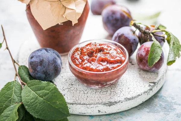 Sauce Géorgienne Tkemali Avec Des Ingrédients Sur Table Rustique — Photo