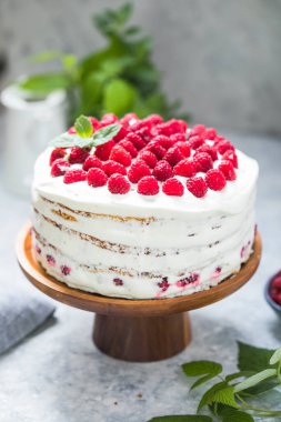 Kremalı krema ve ahududulu beyaz pasta. 