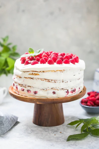 Trozo Pastel Blanco Con Mousse Crema Leche Frambuesa —  Fotos de Stock