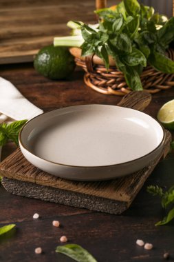 Kırsal ahşap arka planda fesleğenli boş tabak