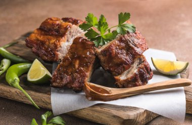 Barbekü ızgara pirzola, sebzeler kırsal masada, lezzetli barbekü yemeği.