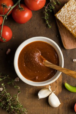 Kırmızı biberli, limonlu, yeşil domatesli ve domatesli sos.