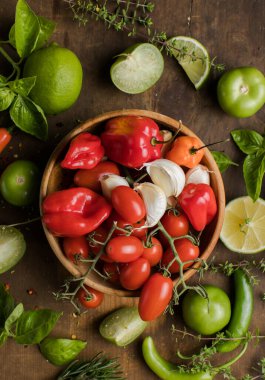 Bir kase sarımsaklı taze domates. Domatesli, biberli, domatesli, limonlu ve fesleğenli.