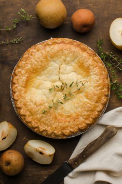 Kırsal masada altın hamurlu ev yapımı elmalı turta.