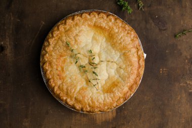 Kırsal masada altın hamurlu ev yapımı elmalı turta.