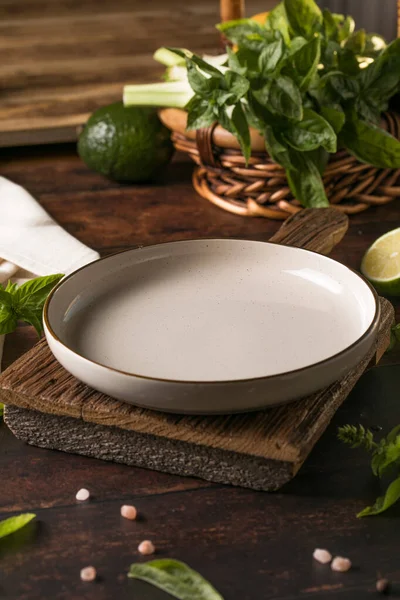 Kırsal ahşap arka planda fesleğenli boş tabak