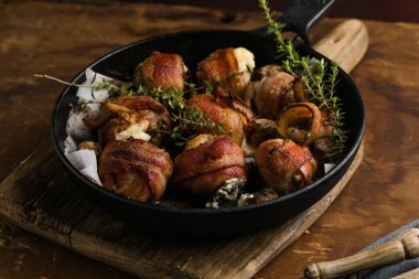 Krem peynirle doldurulmuş pastırmalı mantar, baharatlı aperatif.