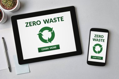 Sıfır atık konsepti üzerine tablet ve smartphone ekran üzerinde gri tablosudur. Tüm ekran içerik bana tarafından tasarlanmıştır. Düz yatıyordu