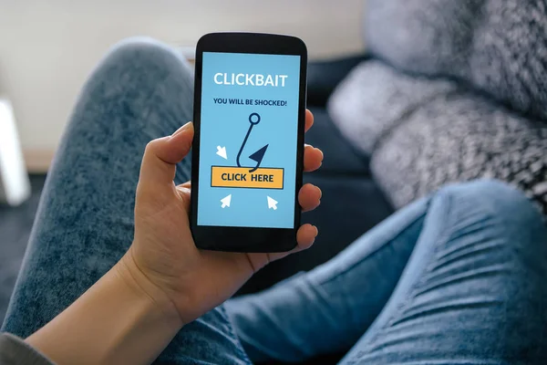 Clickbait konsepti ile akıllı telefon ekranında tutan kız. Tüm ekran içerik bana tarafından tasarlanmıştır