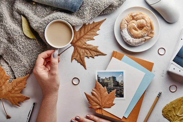 Outono Flat Lay Conceito Escritório Mulher Casa Com Café Folhas — Fotografia de Stock