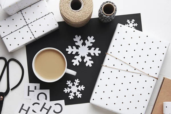 ギフト ボックスと黒と白の色での雪片フラット横たわっていたクリスマスの組成物 ギフト包装 トップ ビュー — ストック写真