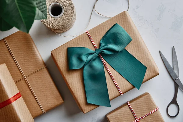 Weihnachtsgeschenke Braunem Papier Mit Zwirn Und Schere Umwickelt Blick Von — Stockfoto