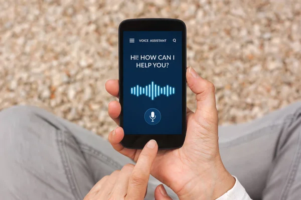 Manos Sosteniendo Teléfono Inteligente Con Concepto Asistente Voz Pantalla Todo — Foto de Stock