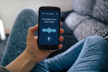 Ses asistanı konsepti ile akıllı telefon ekranında tutan kız. Tüm ekran içerik bana tarafından tasarlanmıştır