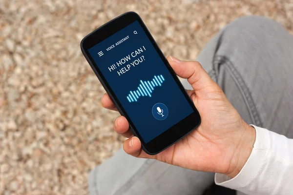 Mano Sosteniendo Teléfono Inteligente Con Concepto Asistente Voz Pantalla Todo — Foto de Stock