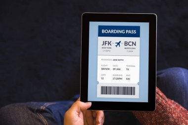 Dijital tablet bilgisayar boarding pass konsepti ile ekranda holding eller. Tüm ekran içerik bana tarafından tasarlanmıştır. Üstten Görünüm