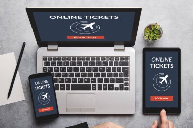 Online Bilet konsept dizüstü bilgisayar, tablet ve akıllı telefon ekranında