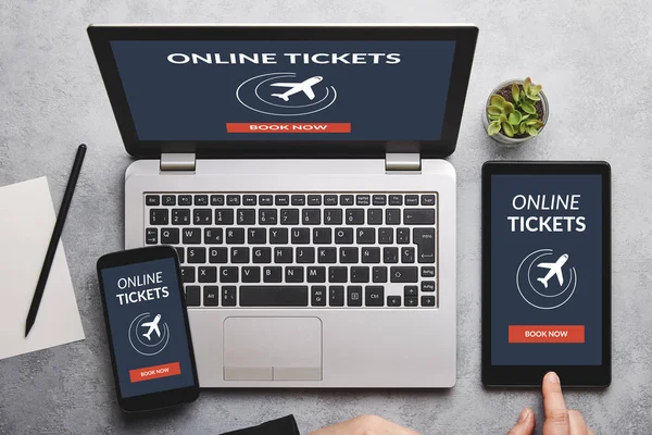 Online-Ticketkonzept auf Laptop, Tablet und Smartphone-Bildschirm — Stockfoto