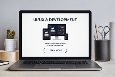 UI/Ux tasarım ve geliştirme konsept dizüstü bilgisayar ekranında modern masa