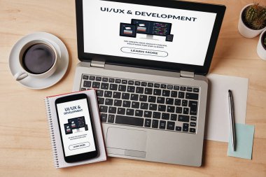 UI/Ux tasarım ve geliştirme konsept dizüstü bilgisayar ve akıllı telefon ekranında