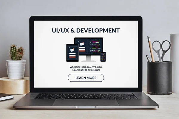 현대 책상에 노트북 화면의 Ui/Ux 설계 및 개발 개념 — 스톡 사진