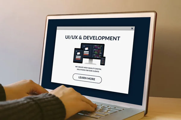 나무 테이블에 노트북 화면의 Ui/Ux 설계 및 개발 개념 — 스톡 사진