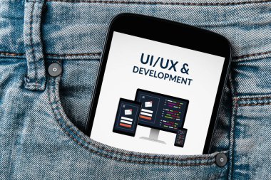 Kot pantolon cebinde smartphone ekranında UI/Ux tasarım ve geliştirme kavramı