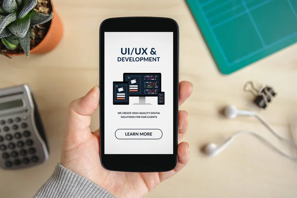 화면에 스마트폰 Ui/Ux 설계 및 개발 개념을 잡고 손 — 스톡 사진