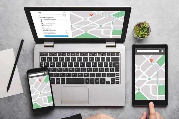 Locatie tracker concept op laptop, tablet en smartphone scherm — Stockfoto
