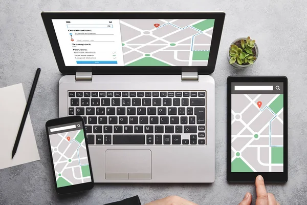 Konumu izci konsept dizüstü bilgisayar, tablet ve akıllı telefon ekranında