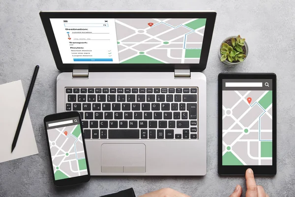 Concepto de rastreo de ubicación en la pantalla del ordenador portátil, tableta y teléfono inteligente —  Fotos de Stock