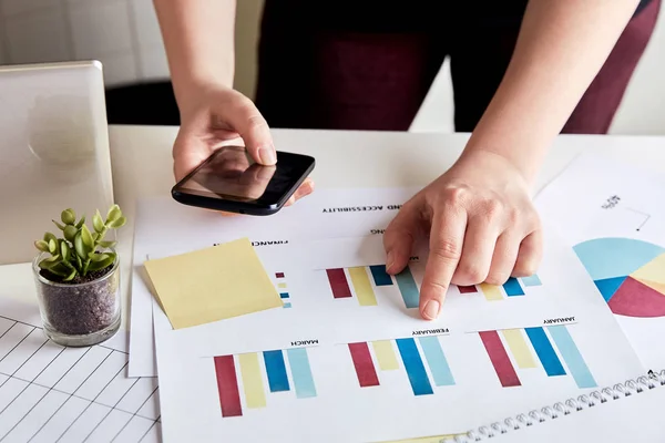 Geschäftsfrau analysiert Daten mit Smartphone — Stockfoto